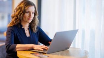 Informatyka | Studia II stopnia w Chorzowie | Uniwersytet WSB Merito Chorzów: student z laptopem