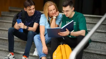 Psychologia pozytywna | Studia I stopnia w Chorzowie | Uniwersytet WSB Merito Chorzów: studenci czytający notatki