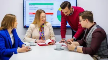 Zarządzanie projektem - Junior Project Manager | Studia II stopnia w Chorzowie | Uniwersytet WSB Merito Chorzów: studenci omawiający projekt