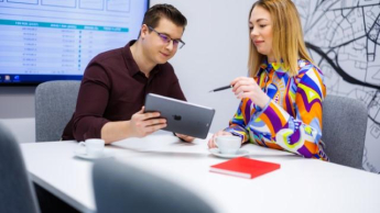 Uczenie maszynowe w transformacji cyfrowej biznesu | Studia I stopnia w Chorzowie | Uniwersytet WSB Merito Chorzów: studenci omawiający zadanie