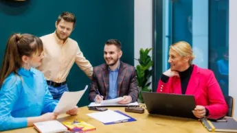Zarządzanie bezpieczeństwem publicznym i sytuacjami kryzysowymi | Studia I stopnia w Chorzowie | Uniwersytet WSB Merito Chorzów: studenci prowadzący dyskusję