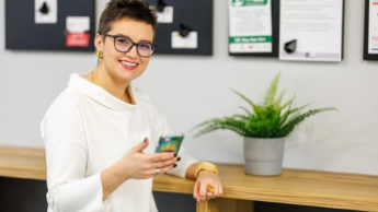 Zarządzanie zasobami ludzkimi - specjalista HR | Studia podyplomowe w Chorzowie | Uniwersytet WSB Merito Chorzów: studentka z telefonem