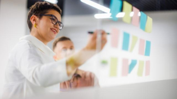 Pedagogika korekcyjna (terapia pedagogiczna) | Studia podyplomowe w Chorzowie | Uniwersytet WSB Merito Chorzów: studenci robiący notatki 