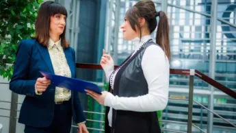 Analiza Danych - Data Science z elementami AI | Studia podyplomowe w Chorzowie | Uniwersytet WSB Merito Chorzów: studentki rozmawiające ze sobą 