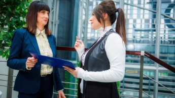 Zarządzanie jakością w branży automotive | Studia podyplomowe w Chorzowie | Uniwersytet WSB Merito Chorzów: studentki rozmawiające ze sobą 