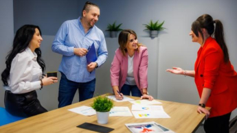 Finanse przedsiębiorstw | Studia II stopnia ze studiami podyplomowymi  | Uniwersytet WSB Merito Chorzów: studenci rozmawiający ze sobą 