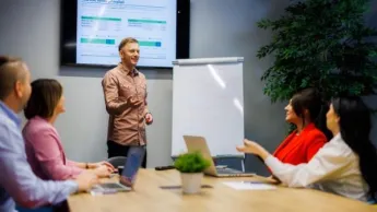 Zarządzanie i inwestowanie w nieruchomości | Studia podyplomowe w Chorzowie | Uniwersytet WSB Merito Chorzów: studenci omawiają prezentację