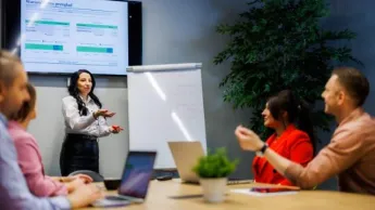 Employer Branding | Studia podyplomowe w Chorzowie | Uniwersytet WSB Merito Chorzów: studenci omawiający projekt