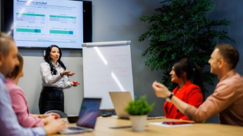 Logistyka | Studia II stopnia w Chorzowie | Uniwersytet WSB Merito Chorzów: studenci omawiający projekt