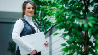 Administracja publiczna w systemie bezpieczeństwa | Studia I stopnia w Chorzowie | Uniwersytet WSB Merito Chorzów: studentka z laptopem