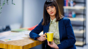 Wczesne wspomaganie rozwoju – dla pedagogów specjalnych | Uniwersytet WSB Merito Chorzów: studentka z kawą