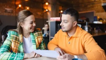 Zarządzanie bezpieczeństwem publicznym i sytuacjami kryzysowymi | Studia I stopnia w Chorzowie | Uniwersytet WSB Merito Chorzów: studenci omawiający zadanie w kawiarni