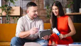 Tester oprogramowania dla aplikacji mobilnych i serwerowych z zastosowaniem AI | Studia podyplomowe w Chorzowie | Uniwersytet WSB Merito Chorzów: studenci rozmawiający ze sobą 