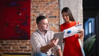 Bezpieczeństwo informacyjne i cyberprzestrzeni | Studia I stopnia w Chorzowie | Uniwersytet WSB Merito Chorzów: studenci omawiający projekt
