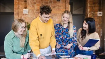 Wyniki wyszukiwania | Uniwersytet WSB Merito Chorzów: studenci omawiający projekt zaliczeniowy