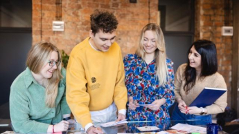 Poznaj nas | Uniwersytet WSB Merito Chorzów: studenci omawiający projekt zaliczeniowy