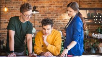 Resocjalizacja i socjoterapia | Studia I stopnia w Chorzowie | Uniwersytet WSB Merito Chorzów: studenci pracujący nad projektem 