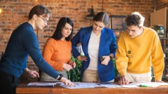 Gospodarowanie nieruchomościami | Studia I stopnia w Chorzowie | Uniwersytet WSB Merito Chorzów: studenci omawiający projekt 