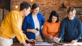 Zarządzanie projektami | Studia I stopnia w Chorzowie | Uniwersytet WSB Merito Chorzów: studenci pracujący nad projektem 