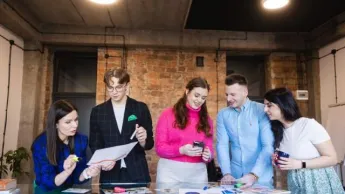 Prawo i Inwestycje | Studia II stopnia w Chorzowie | Uniwersytet WSB Merito Chorzów: studenci wspólnie omawiający projekt