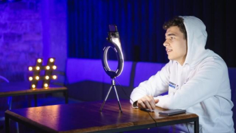 Digital marketing | Studia I stopnia w Chorzowie | Uniwersytet WSB Merito Chorzów: student robiący live'a