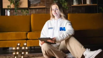E-marketing z elementami AI | Studia I stopnia w Chorzowie | Uniwersytet WSB Merito Chorzów: studentka z tabletem