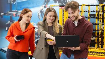 Animacja i grafika do gier | Studia I stopnia w Chorzowie | Uniwersytet WSB Merito Chorzów: Dwie dziewczyny i chłopak patrzą w laptop