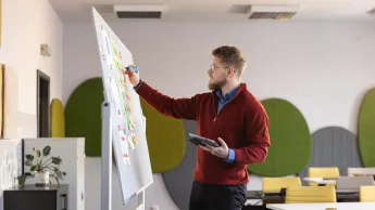Eksploatacja systemów technicznych | Studia I stopnia w Chorzowie | Uniwersytet WSB Merito Chorzów: student zapisuje dane na tablicy 