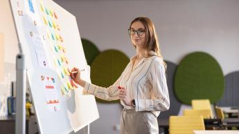 Zarządzanie | Studia II stopnia w Chorzowie | Uniwersytet WSB Merito Chorzów: studentka zapisuje dane na tablicy 