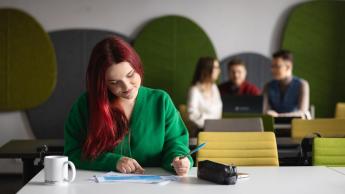 Menedżer marketingu i sprzedaży | Studia I stopnia w Chorzowie | Uniwersytet WSB Merito Chorzów: studentka analizuje tabelę danych na zajęciach