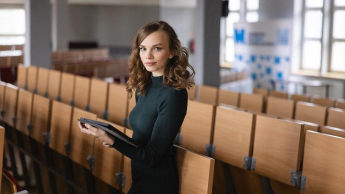 Programowanie urządzeń mobilnych | Studia I stopnia w Chorzowie | Uniwersytet WSB Merito Chorzów: studentka stojąca w auli wykładowej