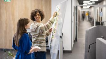 Psychodietetyka | Studia I stopnia w Chorzowie | Uniwersytet WSB Merito Chorzów: dwójka studentów omawiająca dane na tablicy