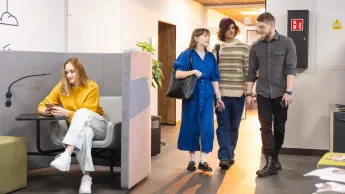 Kosmetologia | Studia I stopnia w Chorzowie | Uniwersytet WSB Merito Chorzów: studenci rozmawiający ze sobą na korytarzu