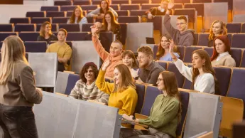 Zaawansowane systemy baz danych | Studia II stopnia w Chorzowie | Uniwersytet WSB Merito Chorzów: studenci siedzą w auli wykładowej na zajęciach