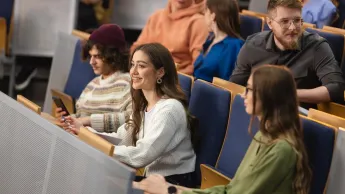 Inżynieria zarządzania | Studia I stopnia w Chorzowie | Uniwersytet WSB Merito Chorzów: studenci siedzą w auli wykładowej