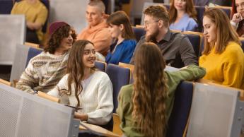 Psychodietetyka | Studia I stopnia w Chorzowie | Uniwersytet WSB Merito Chorzów: studenci siedzą w auli wykładowej 