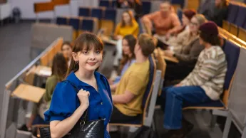 Rachunkowość i finanse przedsiębiorstw | Studia II stopnia w Chorzowie | Uniwersytet WSB Merito Chorzów: studentka stojąca na auli wykładowej