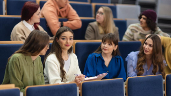 Ubezpieczenia społeczne powszechne i rolnicze | Uniwersytet WSB Merito Chorzów: studenci uczący się na auli wykładowej