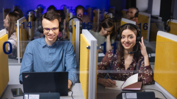 Business English with Spanish | Studia I stopnia w Chorzowie | Uniwersytet WSB Merito Chorzów: dwoje studentów uczących się w sali do tłumaczeń