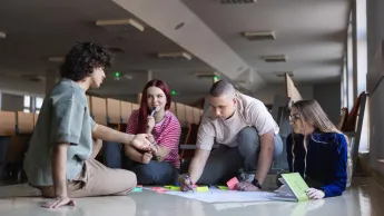 International Business | Studia I stopnia w Chorzowie | Uniwersytet WSB Merito Chorzów: studenci pracujący nad projektem w auli wykładowej