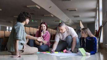 Zaawansowane systemy baz danych | Studia I stopnia w Chorzowie | Uniwersytet WSB Merito Chorzów: studenci pracujący nad projektem w auli wykładowej