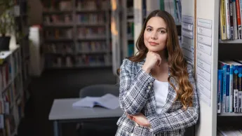 Nowoczesna administracja lokalna | Studia I stopnia w Chorzowie | Uniwersytet WSB Merito Chorzów: Studentka stojąca w bibliotece 