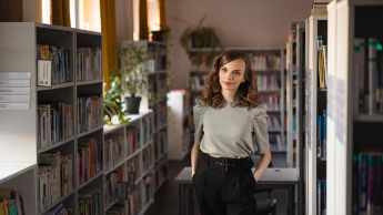 Odnowa biologiczna i wellness | Studia I stopnia w Chorzowie | Uniwersytet WSB Merito Chorzów: studentka stojąca w bibliotece 