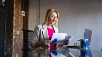 Podatki i doradztwo podatkowe | Studia podyplomowe w Chorzowie | Uniwersytet WSB Merito Chorzów: uczestniczka studiów podyplomowych analizująca wykresy