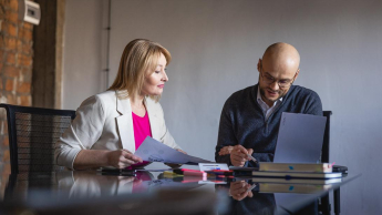 Praktyczny marketing internetowy | Studia podyplomowe w Chorzowie | Uniwersytet WSB Merito Chorzów: uczestnicy studiów podyplomowych analizujący wykresy