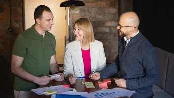 Zarządzanie bezpieczeństwem i higieną pracy | Studia podyplomowe w Chorzowie | Uniwersytet WSB Merito Chorzów: uczestnicy studiów podyplomowych pracujący w grupie nad projektem