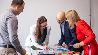 Event Manager | Studia podyplomowe w Chorzowie | Uniwersytet WSB Merito Chorzów: uczestnicy studiów podyplomowych omawiający projekt grupowy