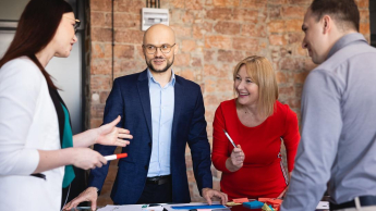 Akademia zarządzania zmianą i strategią | Studia podyplomowe w Chorzowie | Uniwersytet WSB Merito Chorzów: uczestnicy studiów podyplomowych wykonujący projekt w grupie