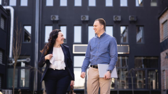 Doradztwo zawodowe i coaching kariery | Studia podyplomowe w Chorzowie | Uniwersytet WSB Merito Chorzów: uczestnicy studiów podyplomowych konsultujący projekt