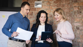 Akademia menedżera sprzedaży – certyfikat Franklin University | Studia podyplomowe w Chorzowie | Uniwersytet WSB Merito Chorzów: uczestnicy studiów podyplomowych pracujący nad koncepcją projektu